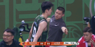 这边也很生气啊!郭昊文4犯被换下场后直接怒砸水瓶! 这边也很生气啊!郭昊文4犯被换下场后直接怒砸水瓶!