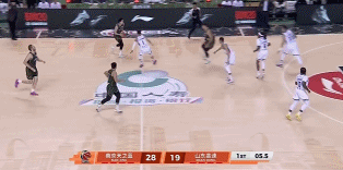 予取予求!郭昊文反击压哨抛投再中 首节4中4独得12分3助 予取予求!郭昊文反击压哨抛投再中 首节4中4独得12分3助