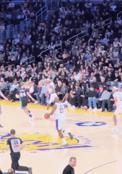 另类东詹连线！詹姆斯突破吸引包夹回传 东契奇调整三分命中！