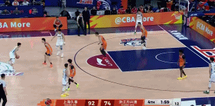 挺离谱的！赵岩昊外线三分被犯规 三次罚球全丢