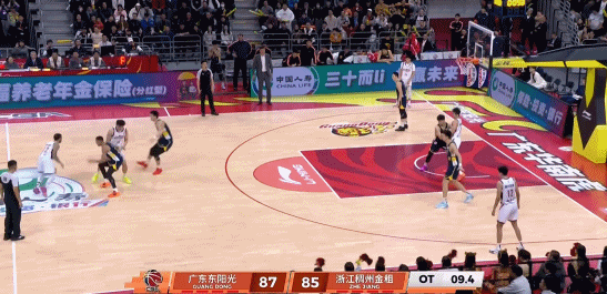 不可思议！浙江落后广东2分 外援约克顶着防守超远3分压哨绝杀！