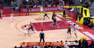 该说你什么好！胡明轩抢断后广东反击3打1 没传自己上篮但没中