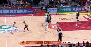 望无碍！张洪硕扣篮落地失衡伤到脚踝 被队友搀扶单脚跳回替补席