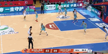 摧枯拉朽！特奎维恩·史密斯暴扣得手&三分也有 包揽球队最后11分