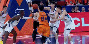 远离伤病！朱俊龙争抢崴脚 被搀扶回替补席