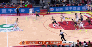 年轻气盛！李悦洲快马加鞭追防 大帽徐杰势在必得的反击上篮！