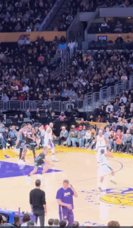 我也来一个！詹姆斯空位三分出手命中 继续缩小分差