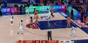 不和你硬来!王哲林篮下顶防后撤凳子 卡尔顿摔倒走步违例 不和你硬来!王哲林篮下顶防后撤凳子 卡尔顿摔倒走步违例