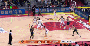 崔永熙场边看嗨了！奎因前场板假投真传 焦泊乔切入双手暴扣！