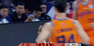 这可太快了！王哲林顺下扣篮被桑普森犯规 后者开场仅1分钟两犯