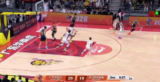 精准定位！胡明轩收下篮板直接四分卫长传 萨姆纳快下轻松上篮