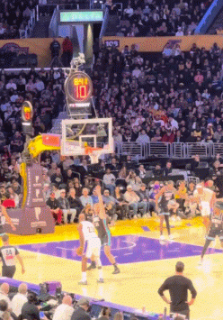 接着追击！詹姆斯迎着兰代尔 不讲理干拔三分还在进！