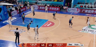 防得很好！王俊杰单防杰曼身后大帽直接扇飞后者上篮