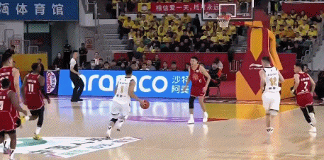 跳得真高！景菡一反击欧洲步上篮 迪亚洛追身送出钉板大帽