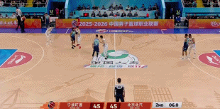 摆脱不了！曾凡博追防身后钉板大帽王俊杰压哨上篮