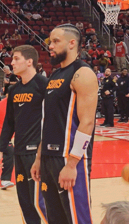 个性拉满！狄龙赛前招牌“凝视”长达两分钟 队友一脸懵