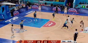 被打下去了！周琦连续造成俞长栋犯规 后者不到三分钟3犯