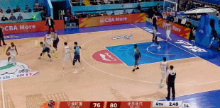 白热化！周琦压哨上篮&王俊杰正面打板三分回应