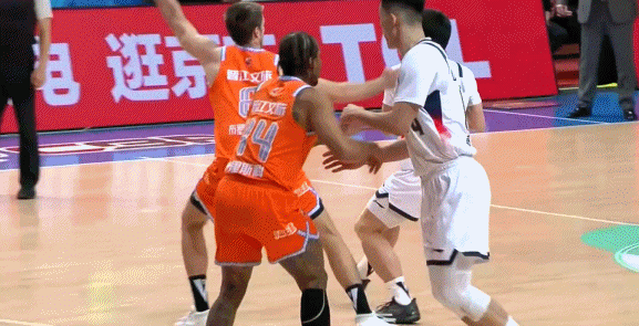 身体素质在这！克里斯接球直接起三步 双手暴扣还有加罚！