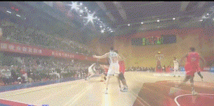 问题不大！吴冠希肘到徐昕面部 裁判回看后没有任何判罚