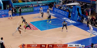 高度优势!周琦篮下一抢二连续前场板终于补篮命中 高度优势!周琦篮下一抢二连续前场板终于补篮命中