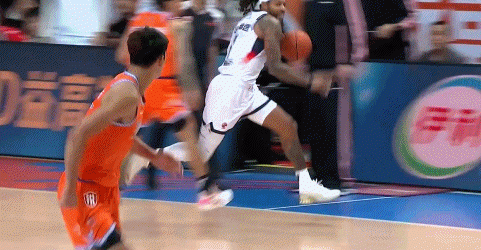 真敢出手！珀塞尔关键抢断推反击 陈培东追身三分领先到5分！