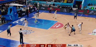 就这么过了?法尔低位抹过周琦暴扣得分 后者下手送加罚 就这么过了?法尔低位抹过周琦暴扣得分 后者下手送加罚