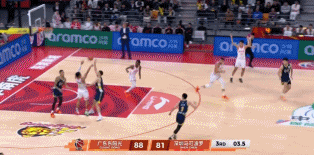 彩虹球！史密斯抢投中场超远压哨三分 正中靶心