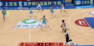 只报名两外援顶不住呀！闫鹏飞补篮再进 上海开局24-4领先青岛！