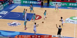 今天硬得一批！王哲林吃饼暴扣+妙传空接+强打上篮2+1！刷屏啦！