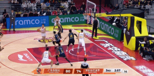 问题不大！胡明轩和马明坤争抢时发生摩擦 裁判没有吹罚