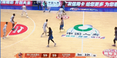 有机会赢吗？庞兹转换进攻中撤步三分命中帮助四川反超比分