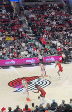 声东击西传得漂亮！杨瀚森回防捡到球 大横传找到夏普撤步三分！