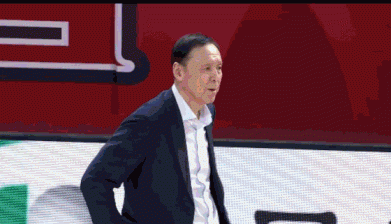 被吹麻了！迪亚洛篮下接球被犯规 天津主帅不满吃T