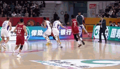 麻烦了！大卫·詹姆斯三节未过半已经四犯 下场疯狂鼓掌叫好