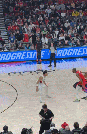 成名绝技！杜兰特借掩护到罚球线 招牌干拔后仰中投空心命中！