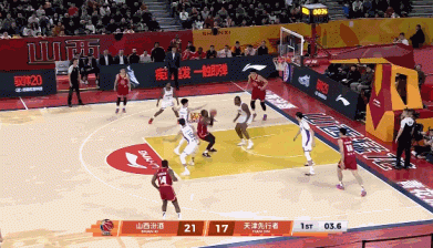 林庭谦3犯了！诺威尔首节最后一攻自投自抢补篮压哨造成犯规