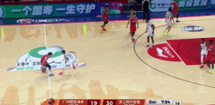 好配合！陈国豪掩护后顺下 接托马斯击地妙传双手暴扣！