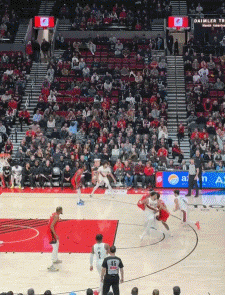 冲击力十足！阿夫迪亚挤过防守强攻打成2+1 率队稳住局势