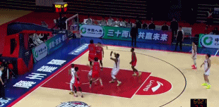 2+1变2+2!约克抢断就地中投2+1 罚球时徐昕摸筐干扰球送2分! 2+1变2+2!约克抢断就地中投2+1 罚球时徐昕摸筐干扰球送2分!