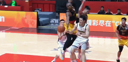 还有油啊！李晓旭得球晃开防守中投命中&下回合又造犯规两罚全中