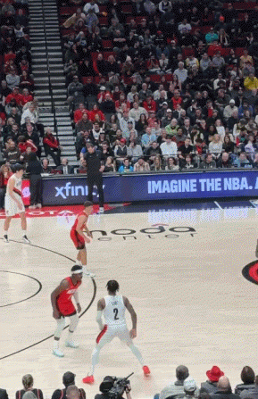 拓媒：杨瀚森有一次传球失误是因为他想组织进攻 全场没犯什么错