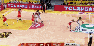 小伙子真敢打!冯傲上场就强突 顶着两名外援左手挑篮打进! 小伙子真敢打!冯傲上场就强突 顶着两名外援左手挑篮打进!