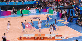 珀塞尔抢断后单臂隔扣周琦并喷垃圾话&周琦抱球上前冲撞 差点冲突