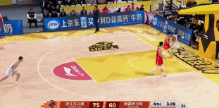 火药味！林秉圣和哈里斯发生冲突 后者被吹技术犯规