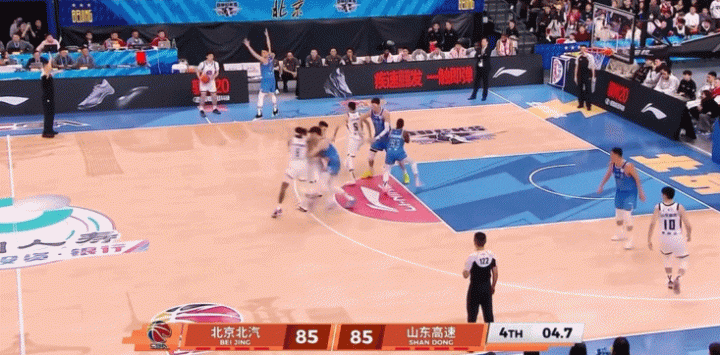 防守呢？山东外援珀塞尔散步进内线 中距离抛投球进灯亮压哨绝杀