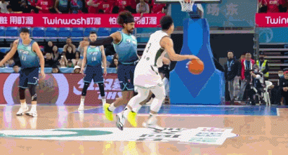 此前就有梁子！李斌卓持球直接肘到杰克逊 个人五犯离场