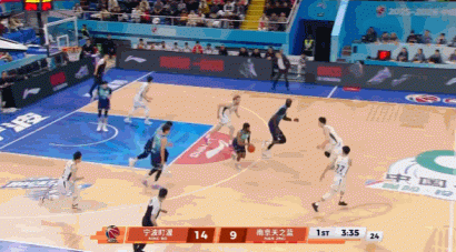 这也行?辛普森中线附近被赵柏清战术犯规直接出手 裁判真给三罚 这也行?辛普森中线附近被赵柏清战术犯规直接出手 裁判真给三罚