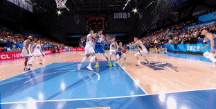 这下子不妙！陶汉林与周琦篮板卡位被吹犯规 个人第5犯被罚下