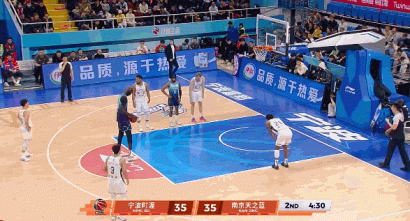 你这有点尴尬啊！法尔罚球三不沾直接出界